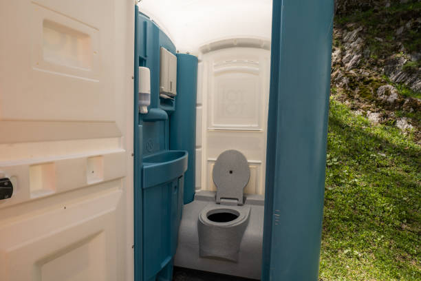 Best Porta potty delivery and setup  in Mahtomedi, MN